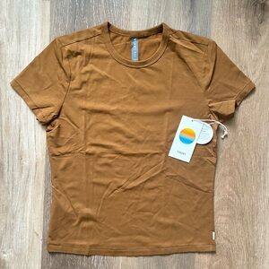 Vuori Women's Short Sleeve Feather Classic  Tee Brown/Rum size XS VW1393 NWT